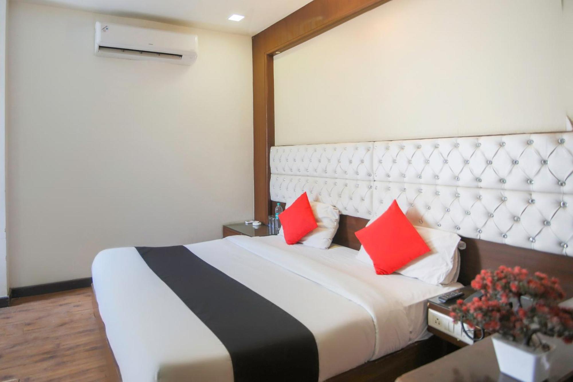 Hotel O Parktel Indirapuram Kültér fotó