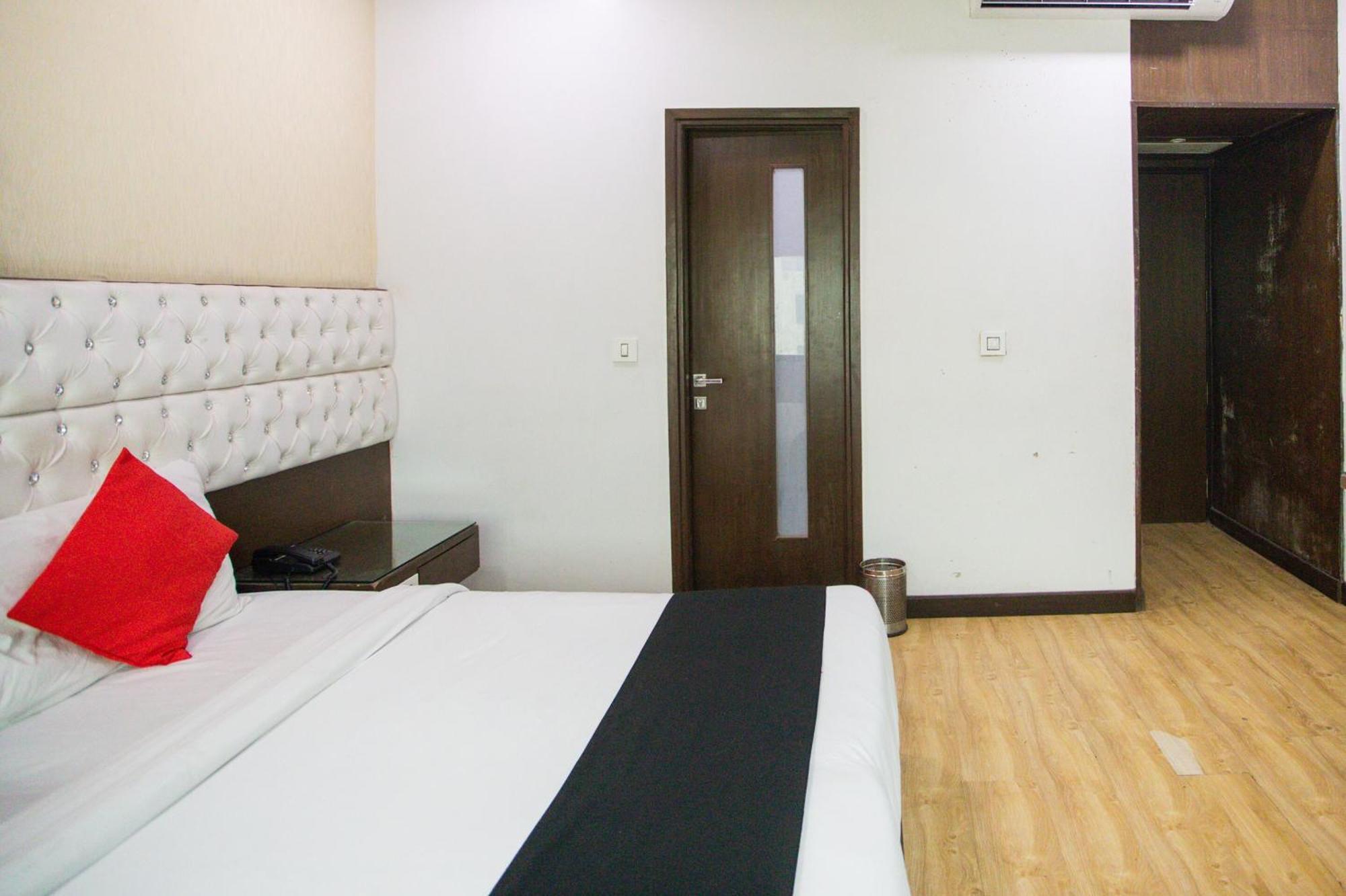 Hotel O Parktel Indirapuram Kültér fotó
