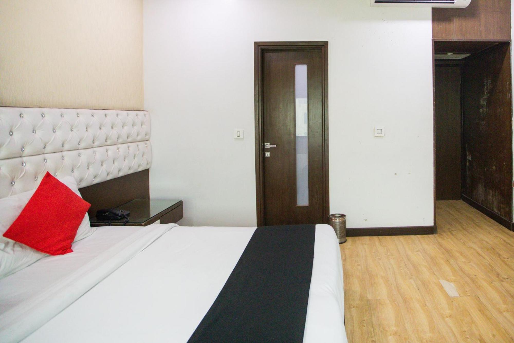 Hotel O Parktel Indirapuram Kültér fotó