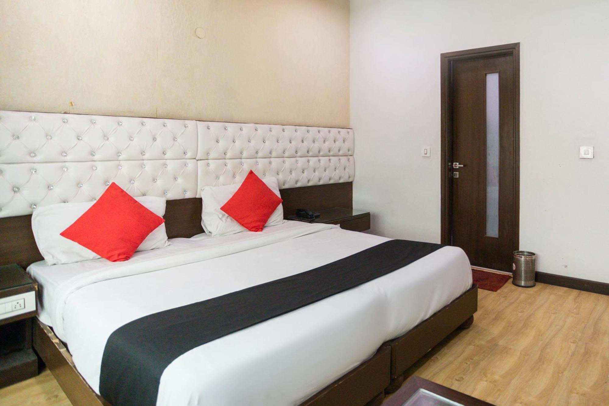 Hotel O Parktel Indirapuram Kültér fotó