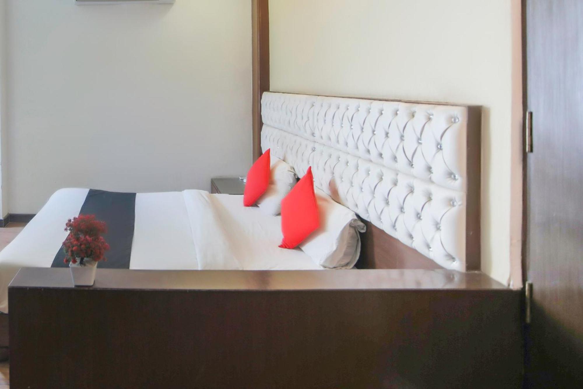 Hotel O Parktel Indirapuram Kültér fotó